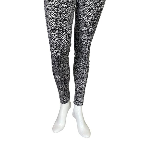 Chico's | Women's Black/White Pattern Fabulously Slimming Leggings | Size: 10 - Picture 3 of 8